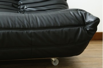 フランスヴィンテージ　ligne roset(リーン・ロゼ)　ROSETTOGO(ロゼトーゴ)　旧タグ　オールドトーゴ　ブラックカラーの2人掛けソファ　(R-089985)