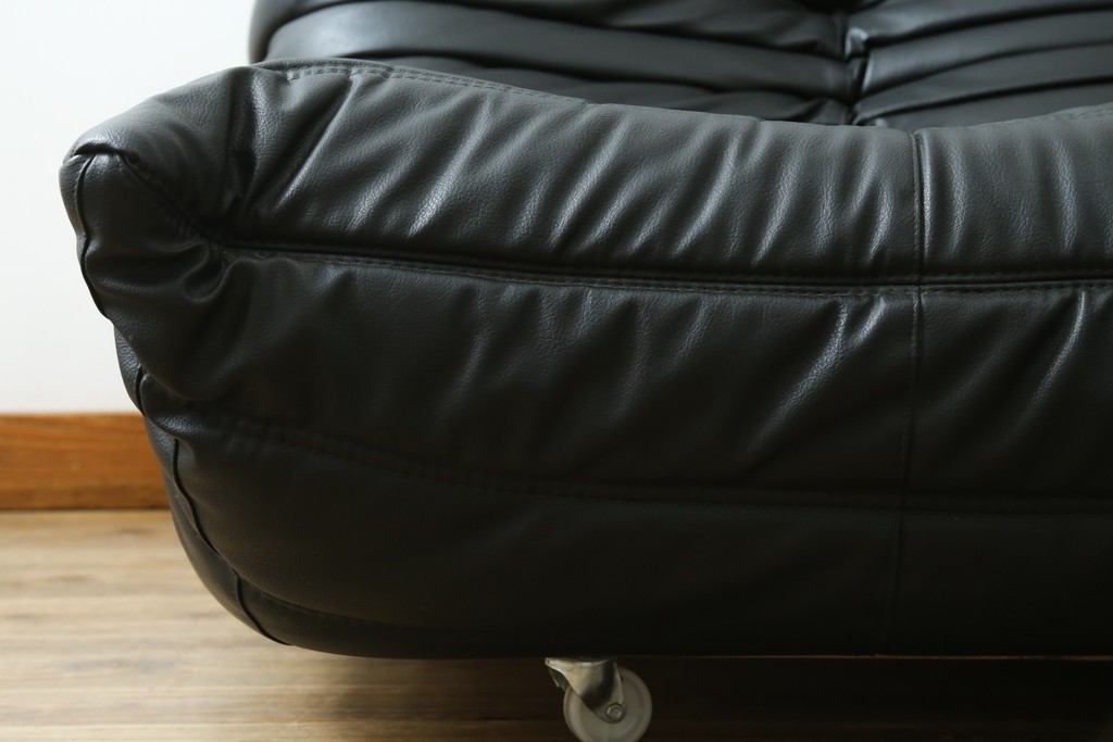 フランスヴィンテージ　ligne roset(リーン・ロゼ)　ROSETTOGO(ロゼトーゴ)　旧タグ　オールドトーゴ　ブラックカラーの2人掛けソファ　(R-089985)