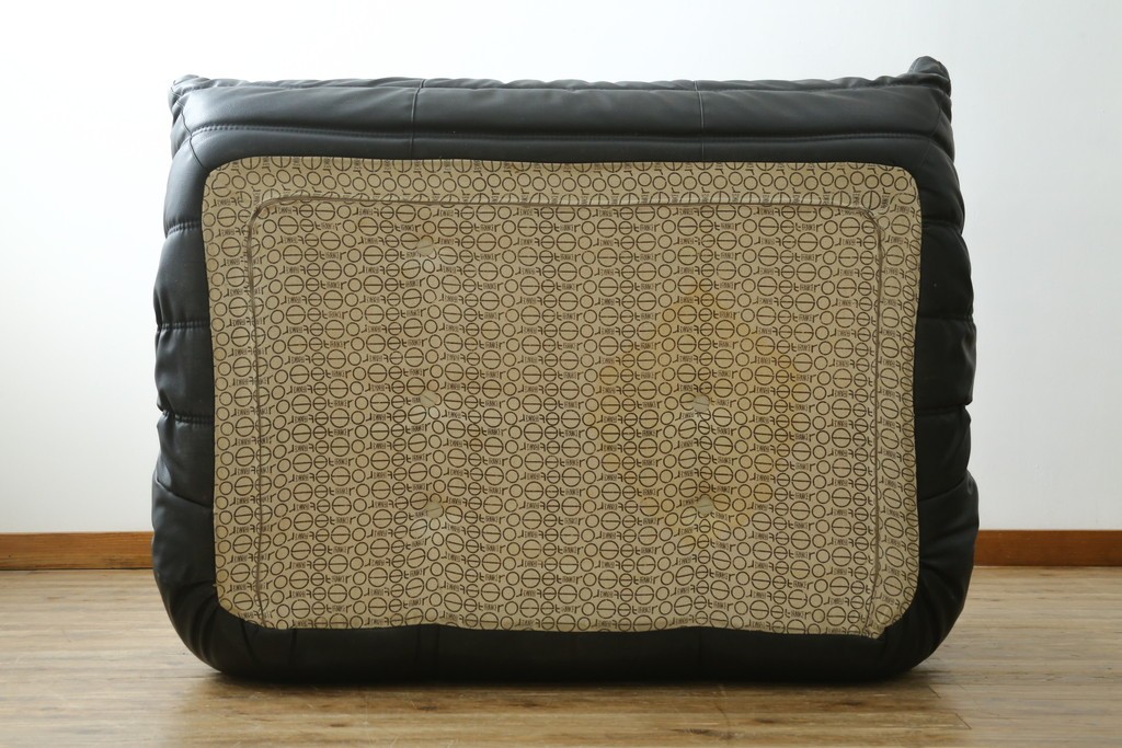 フランスヴィンテージ　ligne roset(リーン・ロゼ)　ROSETTOGO(ロゼトーゴ)　旧タグ　オールドトーゴ　ブラックカラーの2人掛けソファ　(R-089985)