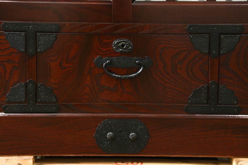 中古　美品　筑後民芸　川野工芸　力強く美しい木目が際立つ飾り棚　(R-089988)