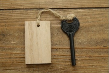 中古　美品　筑後民芸　川野工芸　力強く美しい木目が際立つ飾り棚　(R-089988)