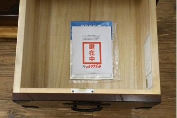 中古　美品　筑後民芸　川野工芸　力強く美しい木目が際立つ飾り棚　(R-089988)