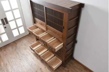 中古　美品　職人手作り品　タモ材　ダイナミックで美しい木目の水屋箪笥　(R-089989)