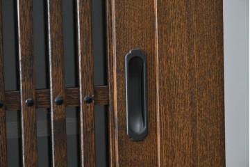 中古　美品　職人手作り品　タモ材　ダイナミックで美しい木目の水屋箪笥　(R-089989)