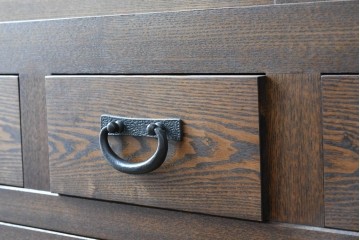 中古　美品　職人手作り品　タモ材　ダイナミックで美しい木目の水屋箪笥　(R-089989)