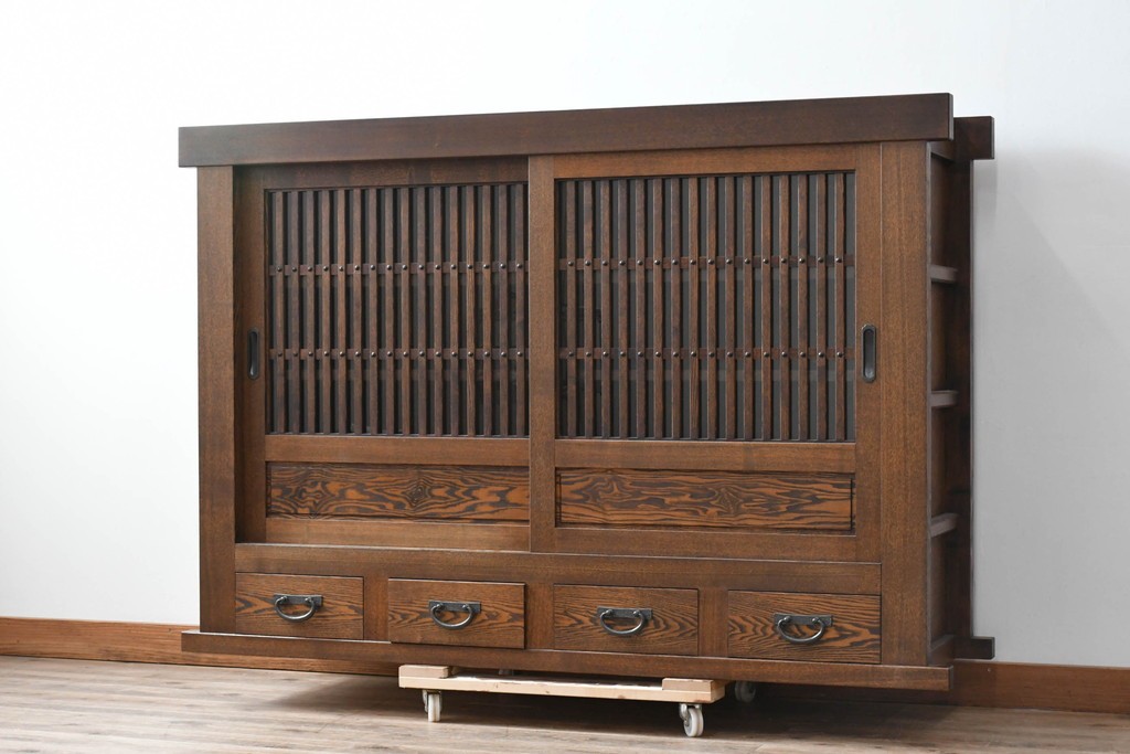 中古　美品　職人手作り品　タモ材　水屋箪笥上段　繊細で整然と並ぶ格子戸が魅力の収納棚　(R-089990)