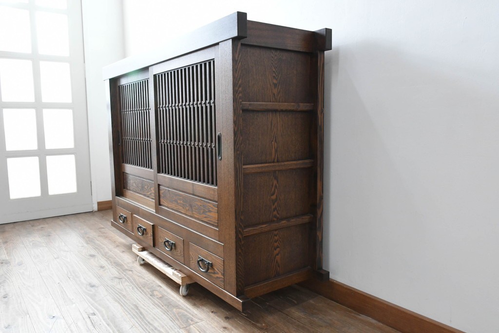 中古　美品　職人手作り品　タモ材　水屋箪笥上段　繊細で整然と並ぶ格子戸が魅力の収納棚　(R-089990)