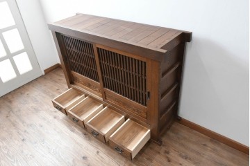 中古　美品　職人手作り品　タモ材　水屋箪笥上段　繊細で整然と並ぶ格子戸が魅力の収納棚　(R-089990)