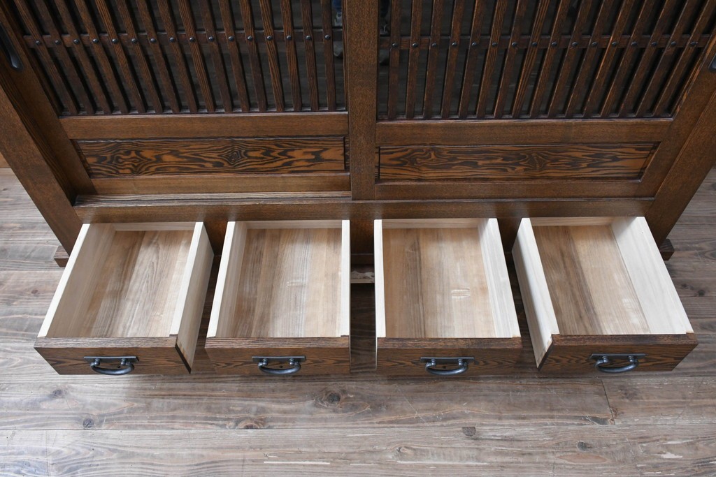 中古　美品　職人手作り品　タモ材　水屋箪笥上段　繊細で整然と並ぶ格子戸が魅力の収納棚　(R-089990)