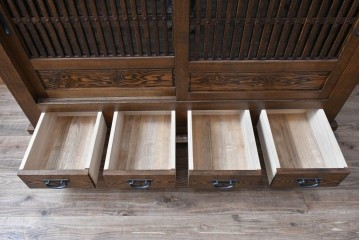 中古　美品　職人手作り品　タモ材　水屋箪笥上段　繊細で整然と並ぶ格子戸が魅力の収納棚　(R-089990)