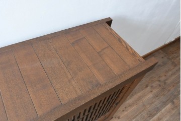中古　美品　職人手作り品　タモ材　水屋箪笥上段　繊細で整然と並ぶ格子戸が魅力の収納棚　(R-089990)