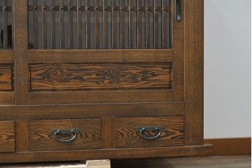中古　美品　職人手作り品　タモ材　水屋箪笥上段　繊細で整然と並ぶ格子戸が魅力の収納棚　(R-089990)