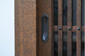 中古　美品　職人手作り品　タモ材　水屋箪笥上段　繊細で整然と並ぶ格子戸が魅力の収納棚　(R-089990)