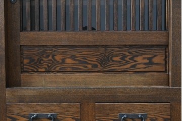 中古　美品　職人手作り品　タモ材　水屋箪笥上段　繊細で整然と並ぶ格子戸が魅力の収納棚　(R-089990)