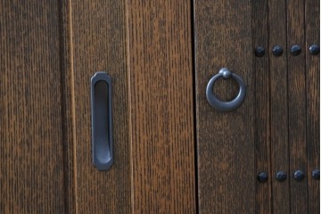 中古　美品　職人手作り品　タモ材　水屋箪笥下段　前板の美しい杢目が目を引く収納棚　(R-089991)