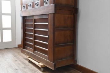和製アンティーク　透かし彫りの意匠が趣を添える四尺京水屋　(R-089992)