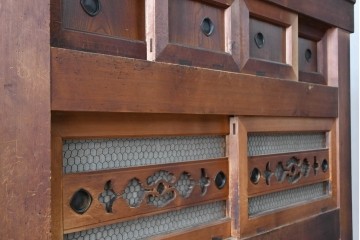 和製アンティーク　透かし彫りの意匠が趣を添える四尺京水屋　(R-089992)