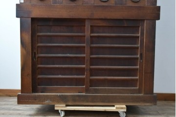 和製アンティーク　透かし彫りの意匠が趣を添える四尺京水屋　(R-089992)