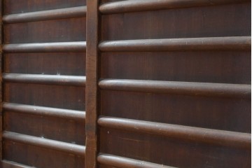 和製アンティーク　透かし彫りの意匠が趣を添える四尺京水屋　(R-089992)