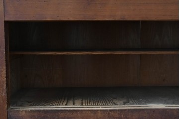 和製アンティーク　透かし彫りの意匠が趣を添える四尺京水屋の収納棚　(R-089993)