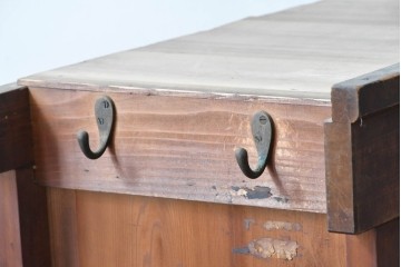 和製アンティーク　透かし彫りの意匠が趣を添える四尺京水屋の収納棚　(R-089993)