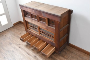 和製アンティーク　透かし彫りの意匠が趣を添える四尺京水屋の収納棚　(R-089993)