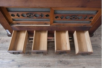 和製アンティーク　透かし彫りの意匠が趣を添える四尺京水屋の収納棚　(R-089993)