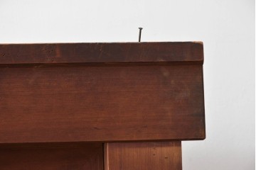 和製アンティーク　透かし彫りの意匠が趣を添える四尺京水屋の収納棚　(R-089993)