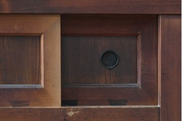 和製アンティーク　透かし彫りの意匠が趣を添える四尺京水屋の収納棚　(R-089993)