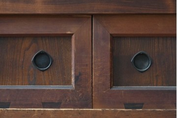和製アンティーク　透かし彫りの意匠が趣を添える四尺京水屋の収納棚　(R-089993)