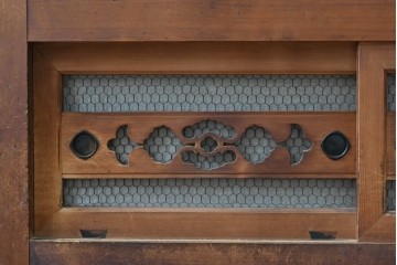 和製アンティーク　透かし彫りの意匠が趣を添える四尺京水屋の収納棚　(R-089993)