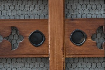 和製アンティーク　透かし彫りの意匠が趣を添える四尺京水屋の収納棚　(R-089993)
