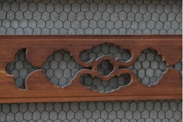 和製アンティーク　透かし彫りの意匠が趣を添える四尺京水屋の収納棚　(R-089993)
