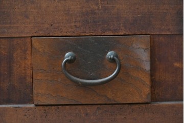 和製アンティーク　透かし彫りの意匠が趣を添える四尺京水屋の収納棚　(R-089993)