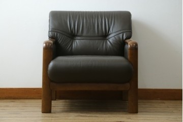 中古　カリモク家具(karimoku)　WSシリーズ　コンパクトサイズ　本革(レザー)　重厚感と快適さを兼ね備えた一人掛けソファ　定価12万円　(R-089995)