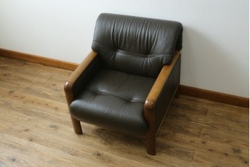 中古　カリモク家具(karimoku)　WSシリーズ　コンパクトサイズ　本革(レザー)　重厚感と快適さを兼ね備えた一人掛けソファ　定価12万円　(R-089995)