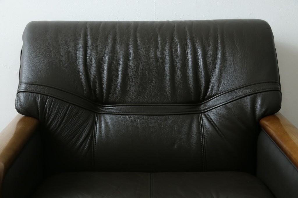 中古　カリモク家具(karimoku)　WSシリーズ　コンパクトサイズ　本革(レザー)　重厚感と快適さを兼ね備えた一人掛けソファ　定価12万円　(R-089995)