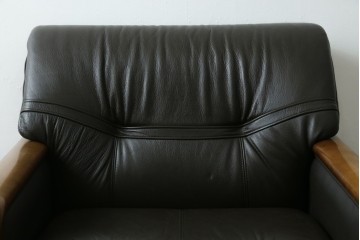 中古　カリモク家具(karimoku)　WSシリーズ　コンパクトサイズ　本革(レザー)　重厚感と快適さを兼ね備えた一人掛けソファ　定価12万円　(R-089995)