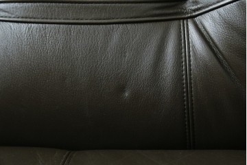 中古　カリモク家具(karimoku)　WSシリーズ　コンパクトサイズ　本革(レザー)　重厚感と快適さを兼ね備えた一人掛けソファ　定価12万円　(R-089995)