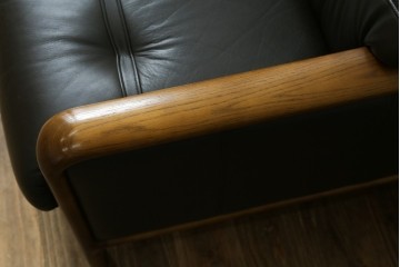 中古　カリモク家具(karimoku)　WSシリーズ　コンパクトサイズ　本革(レザー)　重厚感と快適さを兼ね備えた一人掛けソファ　定価12万円　(R-089995)