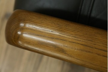 中古　カリモク家具(karimoku)　WSシリーズ　コンパクトサイズ　本革(レザー)　重厚感と快適さを兼ね備えた一人掛けソファ　定価12万円　(R-089995)