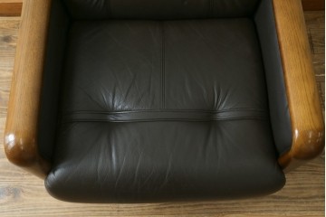 中古　カリモク家具(karimoku)　WSシリーズ　コンパクトサイズ　本革(レザー)　重厚感と快適さを兼ね備えた一人掛けソファ　定価12万円　(R-089995)