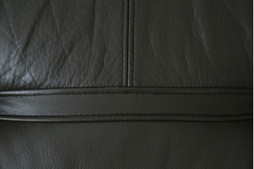 中古　カリモク家具(karimoku)　WSシリーズ　コンパクトサイズ　本革(レザー)　重厚感と快適さを兼ね備えた一人掛けソファ　定価12万円　(R-089995)