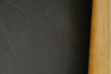 中古　カリモク家具(karimoku)　WSシリーズ　コンパクトサイズ　本革(レザー)　重厚感と快適さを兼ね備えた一人掛けソファ　定価12万円　(R-089995)