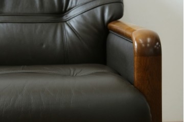 中古　カリモク家具(karimoku)　WSシリーズ　コンパクトサイズ　本革(レザー)　重厚感と快適さを兼ね備えた一人掛けソファ　定価12万円　(R-089995)