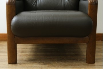 中古　カリモク家具(karimoku)　WSシリーズ　コンパクトサイズ　本革(レザー)　重厚感と快適さを兼ね備えた一人掛けソファ　定価12万円　(R-089995)