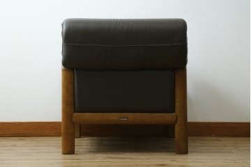 中古　カリモク家具(karimoku)　WSシリーズ　コンパクトサイズ　本革(レザー)　重厚感と快適さを兼ね備えた一人掛けソファ　定価12万円　(R-089995)