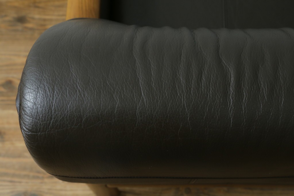 中古　カリモク家具(karimoku)　WSシリーズ　コンパクトサイズ　本革(レザー)　重厚感と快適さを兼ね備えた一人掛けソファ　定価12万円　(R-089995)