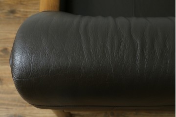 中古　カリモク家具(karimoku)　WSシリーズ　コンパクトサイズ　本革(レザー)　重厚感と快適さを兼ね備えた一人掛けソファ　定価12万円　(R-089995)