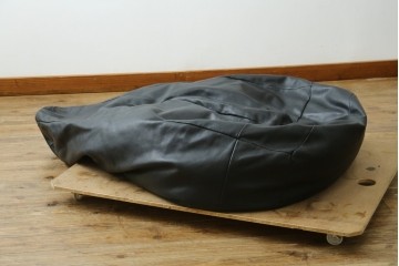 中古　de Sede(デセデ)　DS-9087　Beanbag(ビーンバッグ)　しなやかな黒レザーのビーズクッションソファ　定価約17万円　(R-089996)